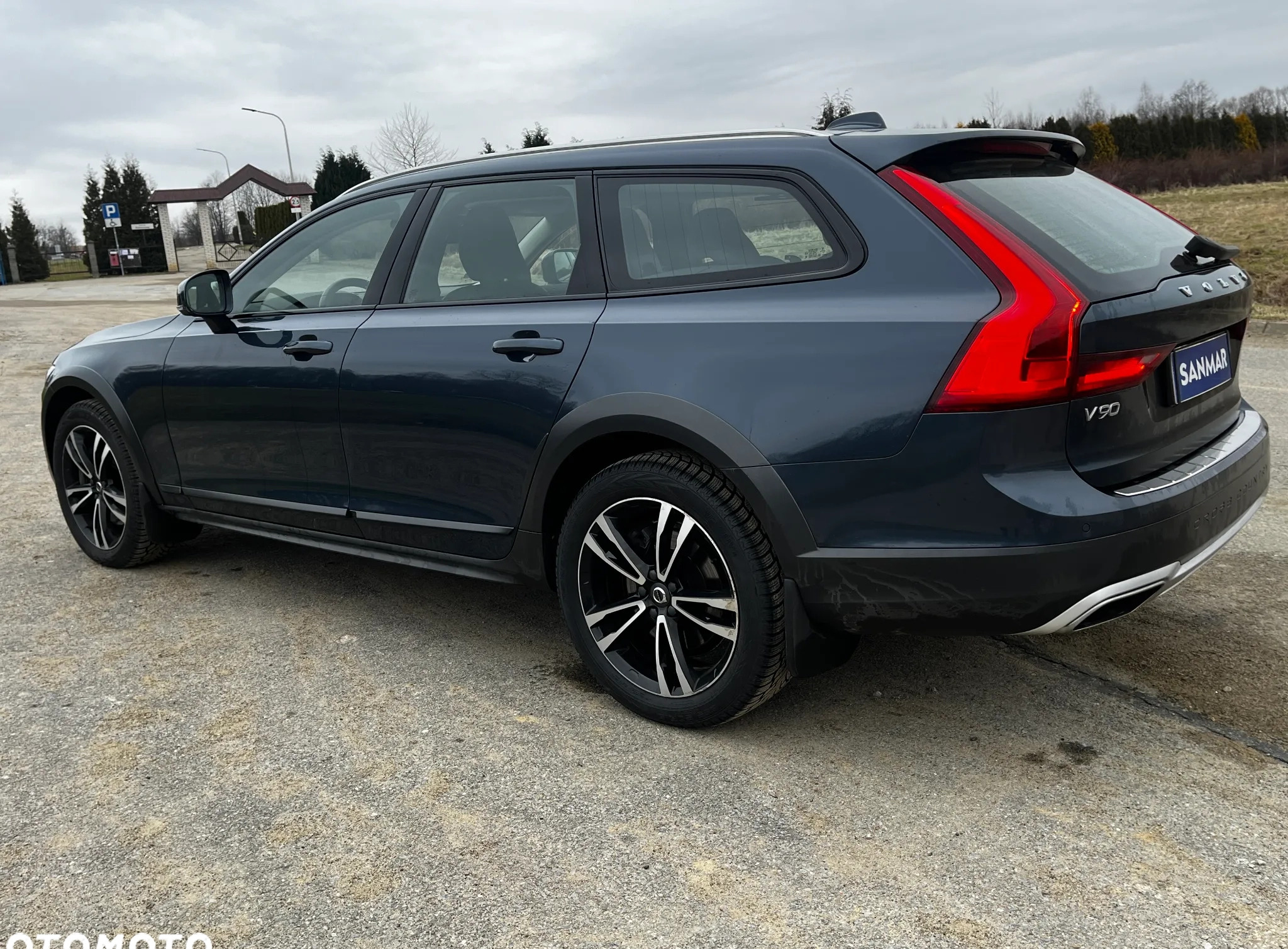 Volvo V90 Cross Country cena 129990 przebieg: 178000, rok produkcji 2019 z Sanok małe 232